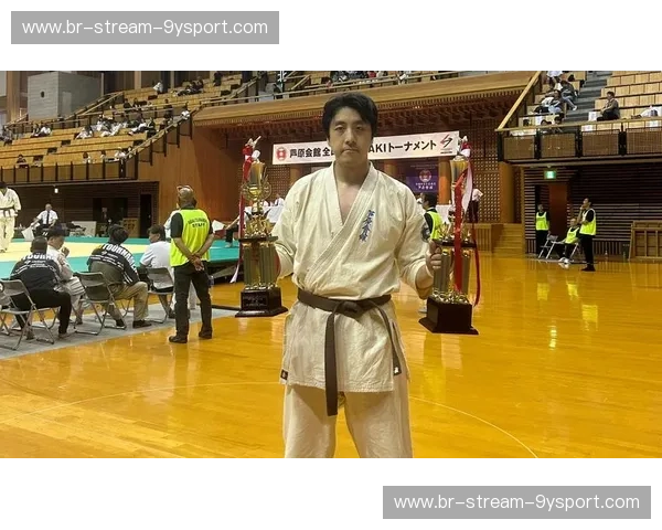 空手道红黄牌：规则之外的力量与智慧